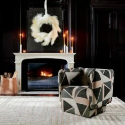 Faux Ivory Pampas Grass Wreath 36" -marin sHOP CB2HOL21 09A v2 0351 Hero V1OC21 1x1